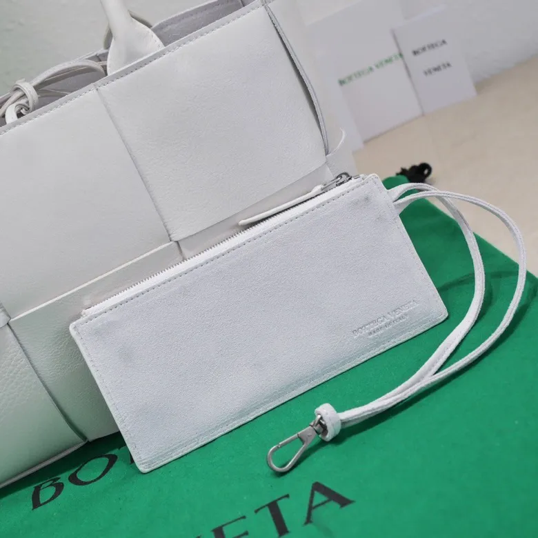 Batch 1760 medium arco pebbled grain, BottegaVeneta# official website latest pebbled grain cowhide with suede lining, SLIP tote handbag, and the logo has been changed to the side 😍The oversized woven design really makes it a huge gap from ordinary tote bags 🔗🔗Different color combinations for the inner and outer layers ⛓Daniel Lee leads the brand's DNA to continue to evolve with fresh inspiration🧬🧬showing a balanced style of luxury and reality👉: 30*20*12 Model: 9893#